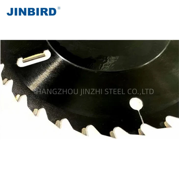 Thin kerf multi-rip saw blade for hardwood